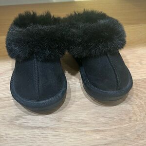 Cat & Jack Black Faux Fur slides, UGG style size 6